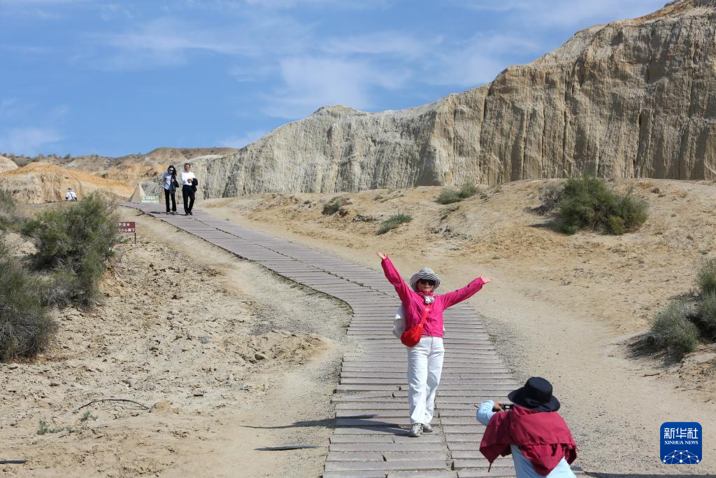 砥砺奋进七十载 天山南北谱华章丨阿勒泰大力发展旅游业 点燃边疆发展“新引擎”