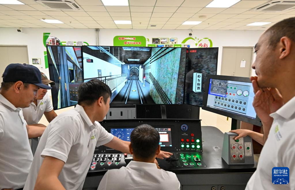 中亚首条轻轨线路首批司机培训在津完成