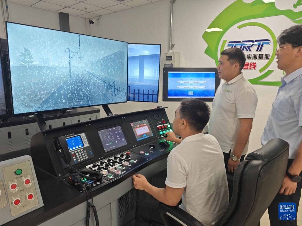 中亚首条轻轨线路首批司机培训在津完成