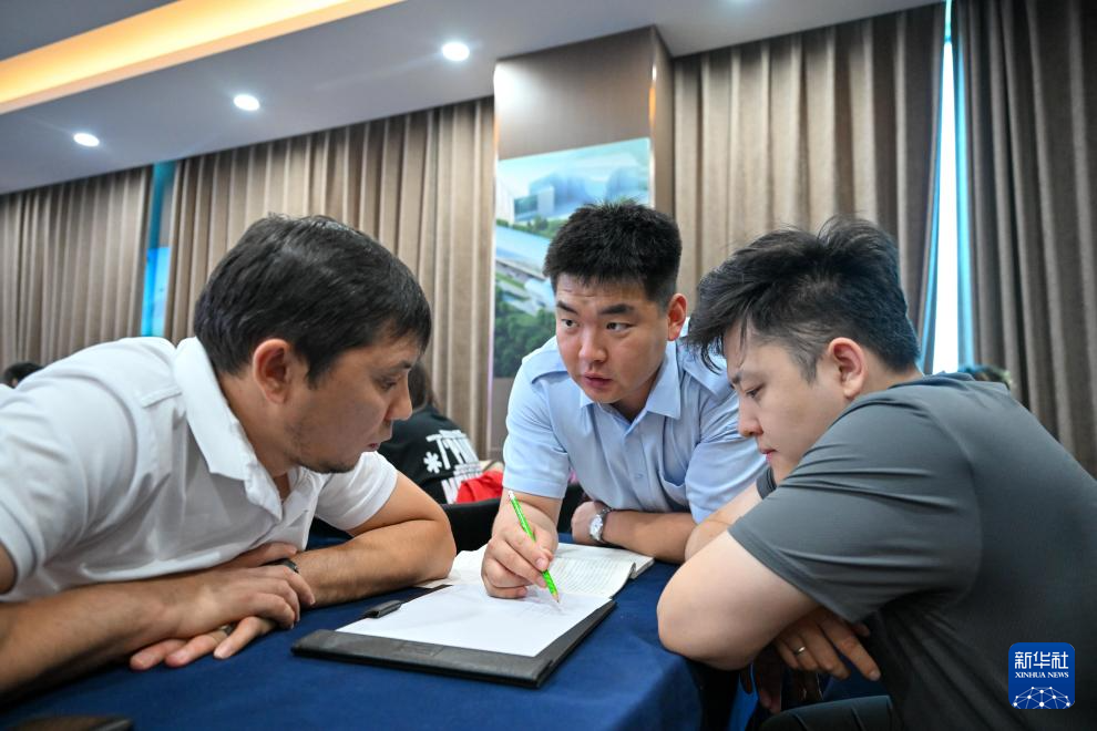 中亚首条轻轨线路首批司机培训在津完成