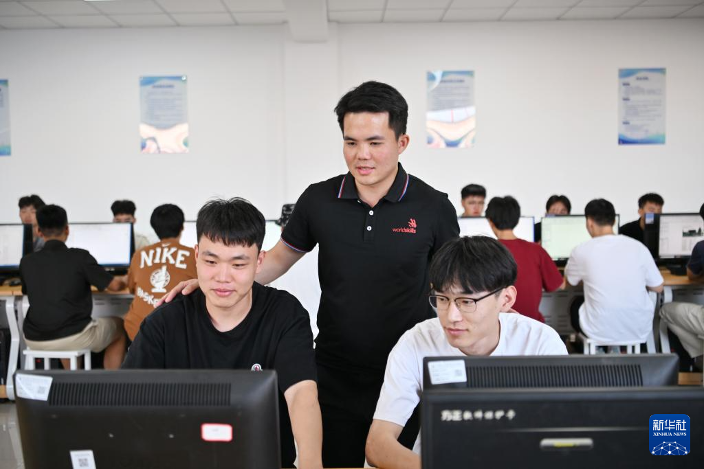 从世界冠军到三尺讲台——用砌刀筑就职教路
