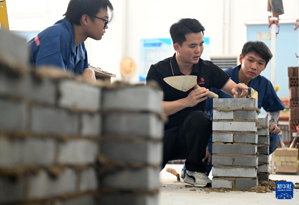 从世界冠军到三尺讲台——用砌刀筑就职教路