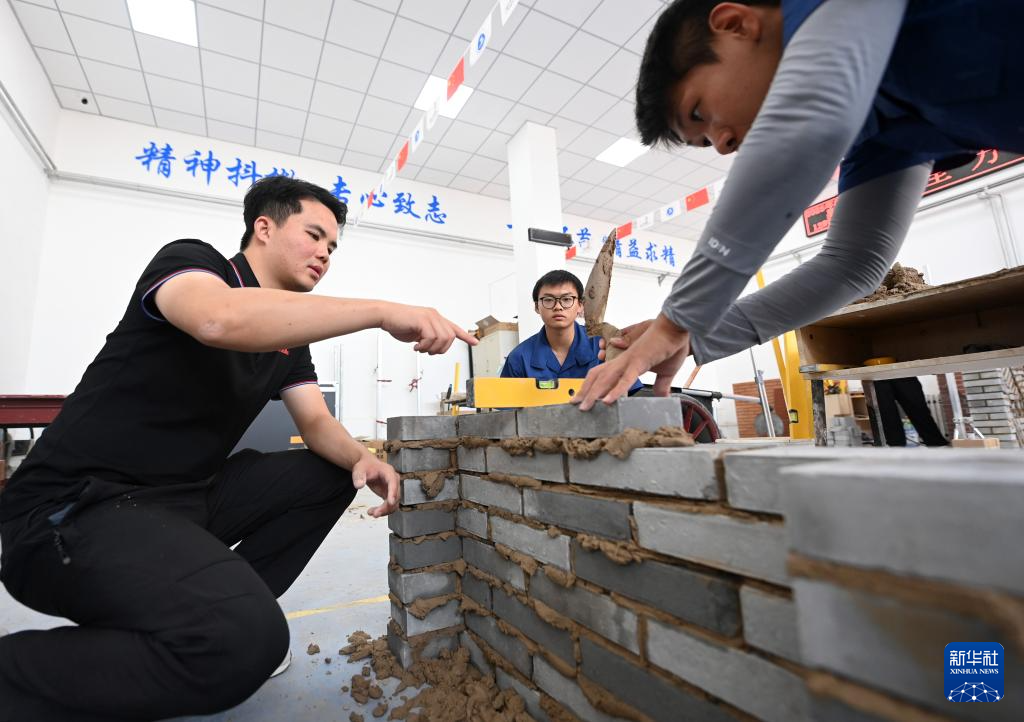 从世界冠军到三尺讲台——用砌刀筑就职教路