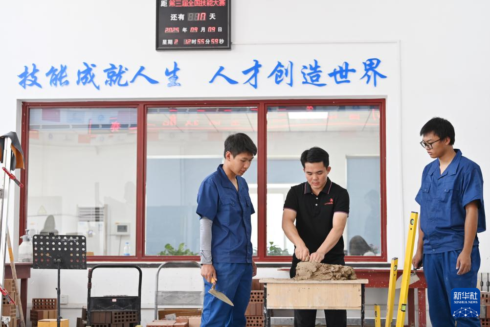 从世界冠军到三尺讲台——用砌刀筑就职教路