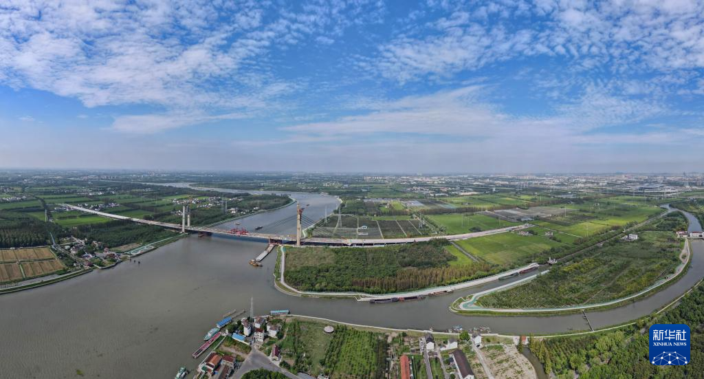上海：嘉松公路越江新建工程主桥顺利合龙