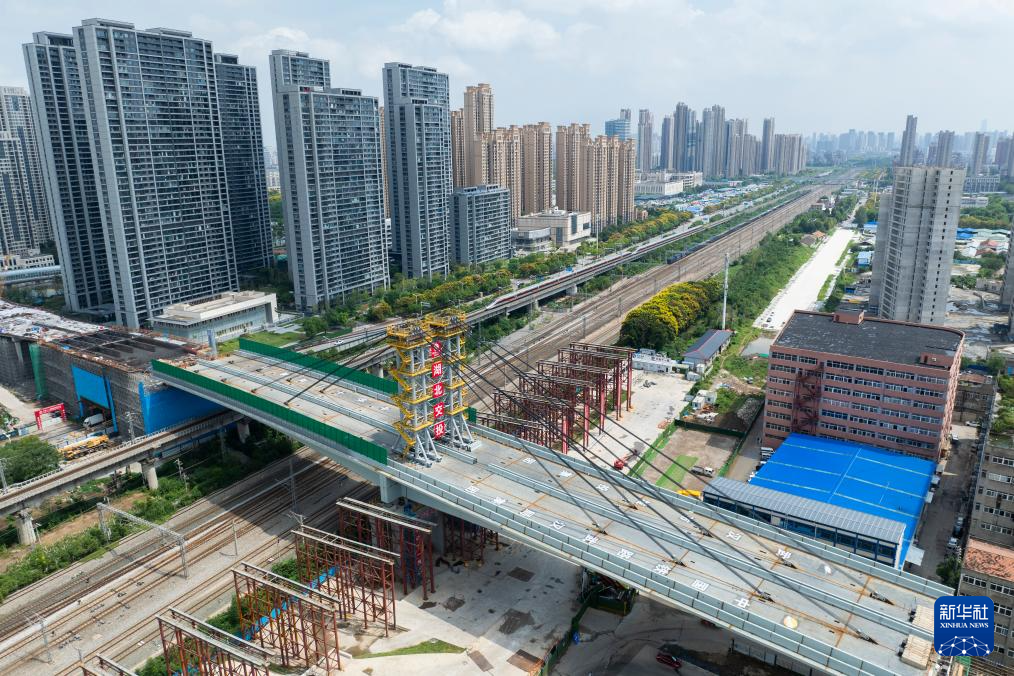 武汉古田一路北段工程跨铁路立交桥成功转体