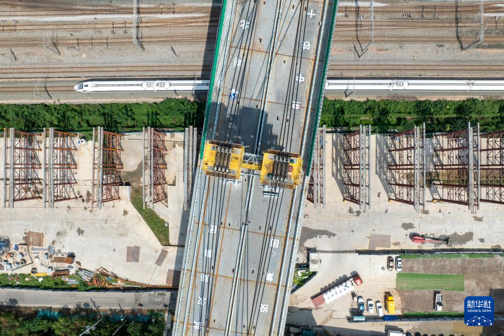 武汉古田一路北段工程跨铁路立交桥成功转体