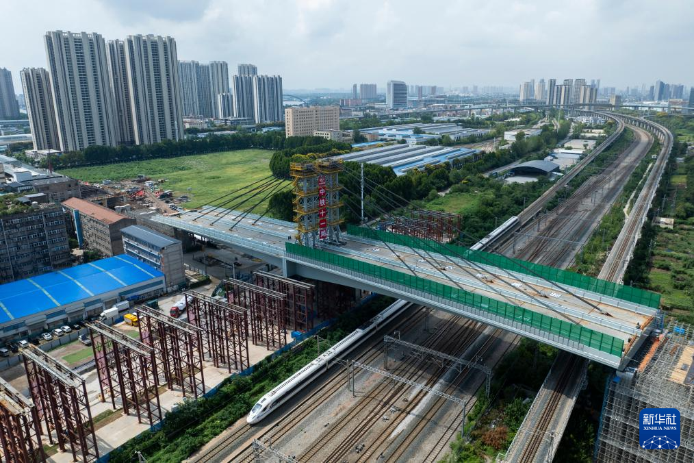 武汉古田一路北段工程跨铁路立交桥成功转体