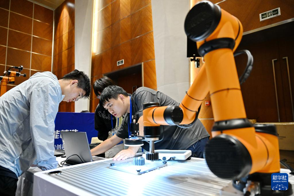 京津冀鲁大学生比拼智能精密装配