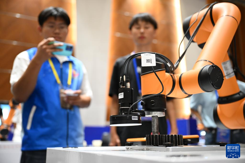 京津冀鲁大学生比拼智能精密装配