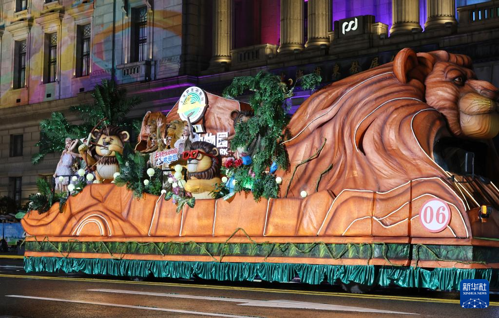 上海：黄浦江畔上演旅游节花车大巡游