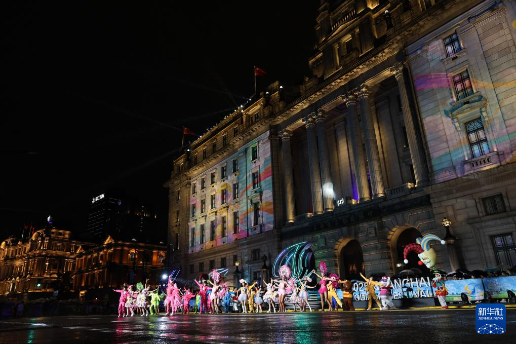 上海：黄浦江畔上演旅游节花车大巡游