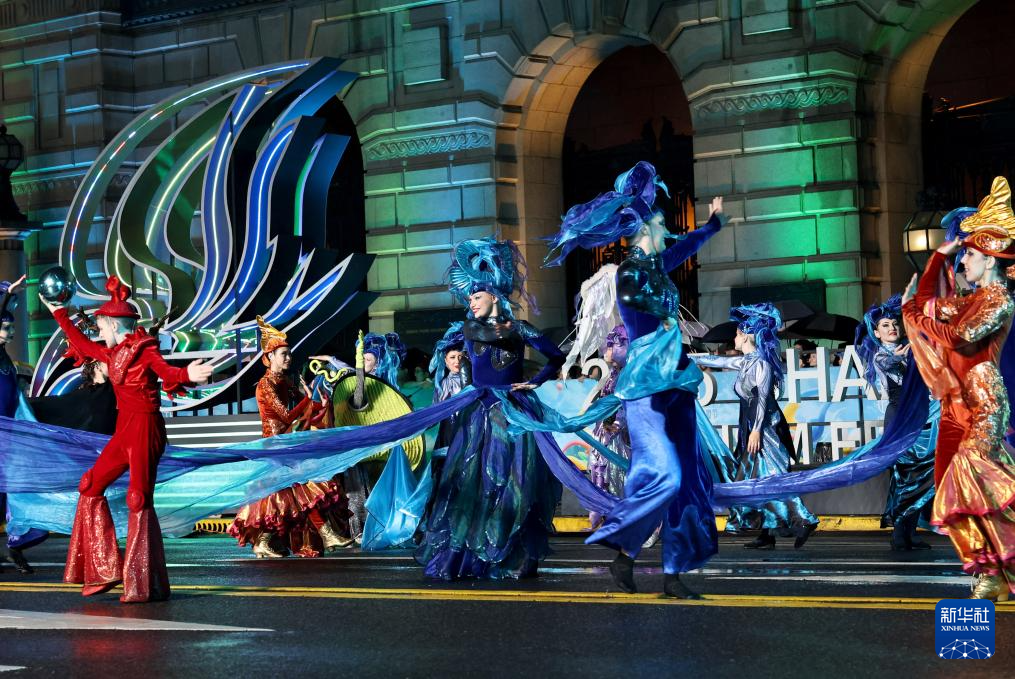 上海：黄浦江畔上演旅游节花车大巡游