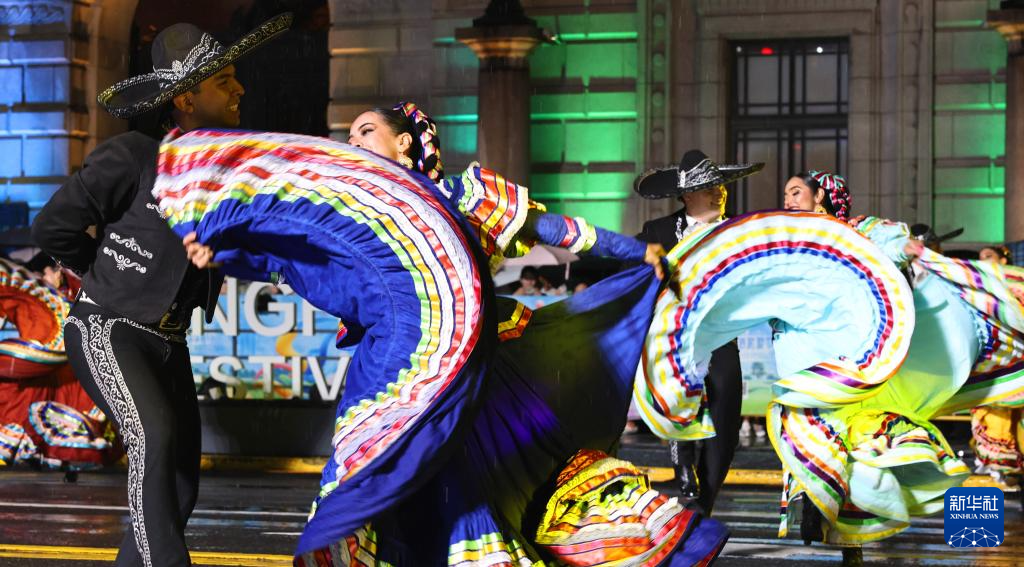 上海：黄浦江畔上演旅游节花车大巡游