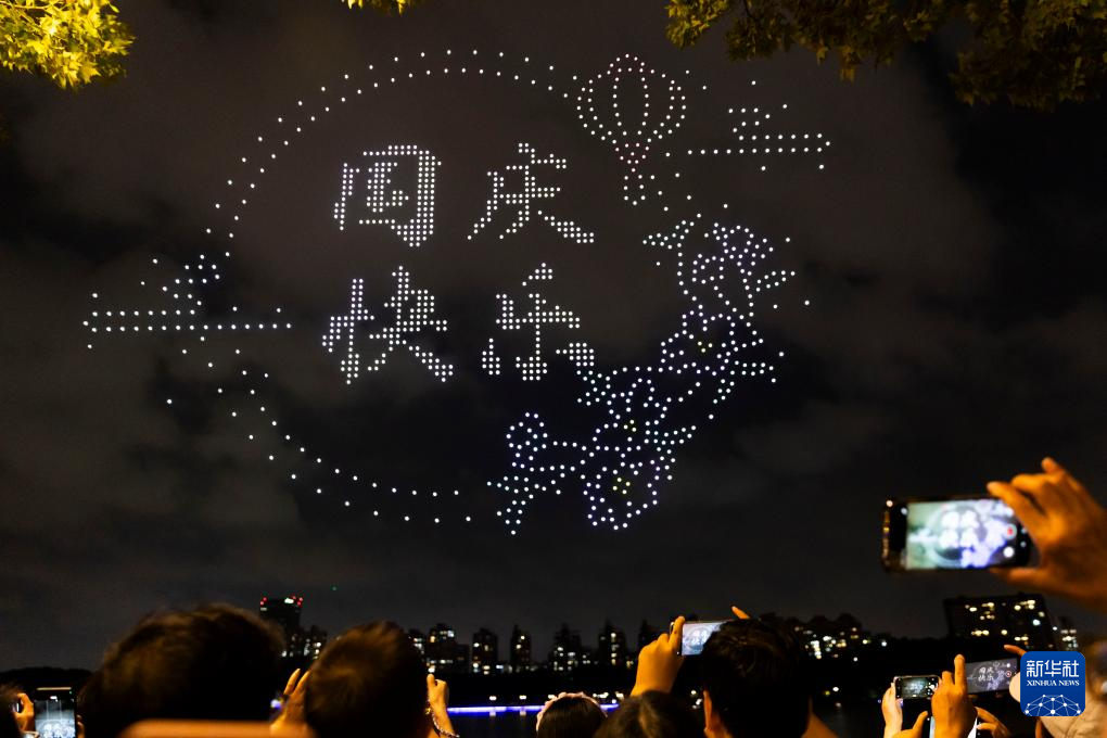 上海：无人机灯光秀迎国庆