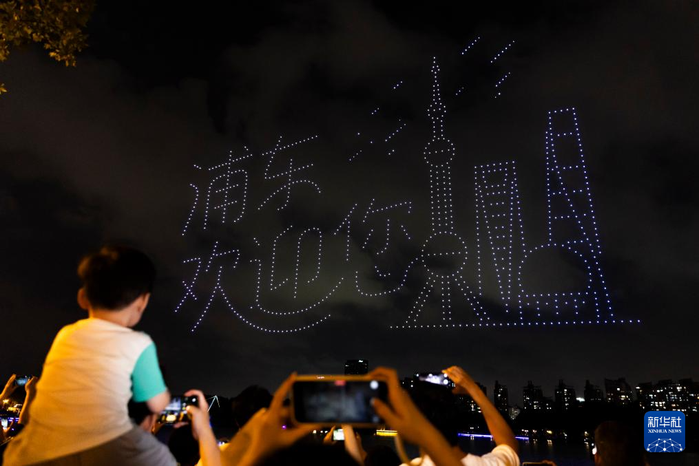 上海：无人机灯光秀迎国庆