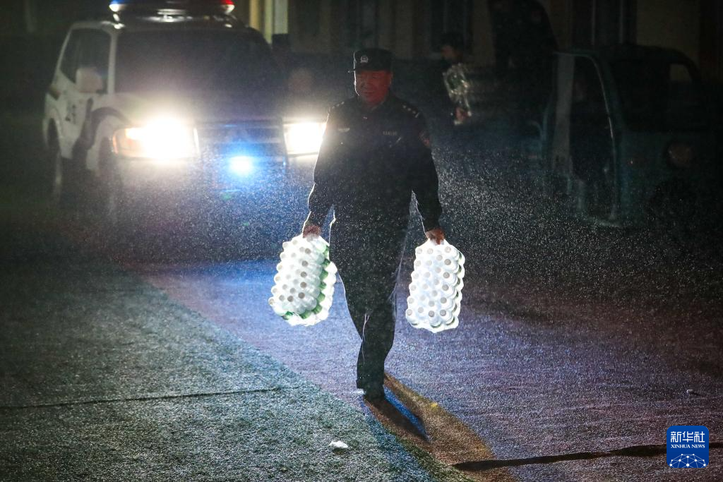 雨夜探访甘肃陇西地震安置点