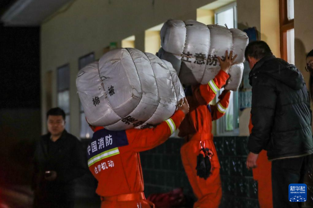 雨夜探访甘肃陇西地震安置点