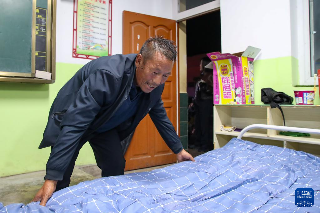 雨夜探访甘肃陇西地震安置点