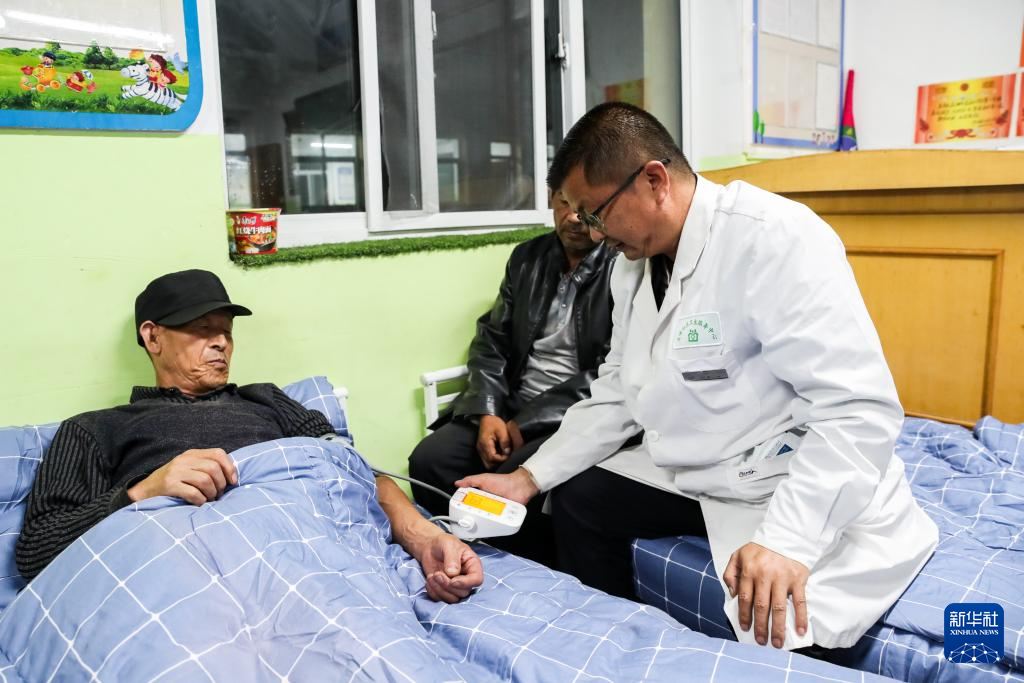 雨夜探访甘肃陇西地震安置点