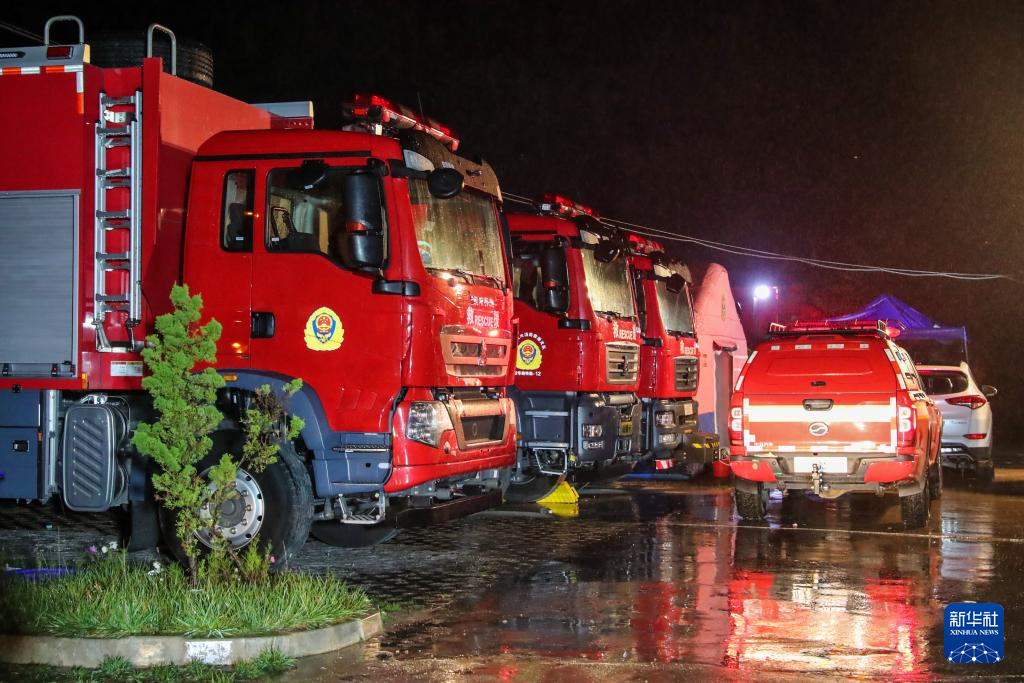 雨夜探访甘肃陇西地震安置点