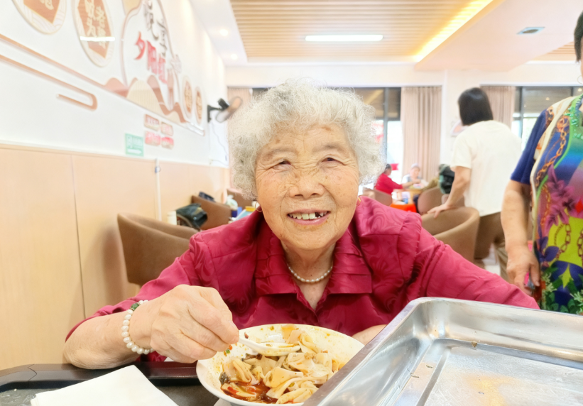 重庆秀山：老年食堂托起“稳稳的幸福”