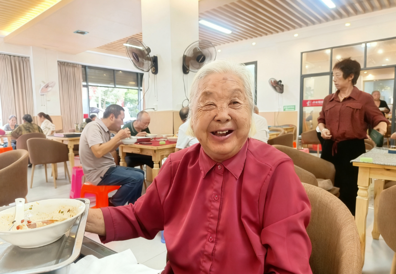 重庆秀山：老年食堂托起“稳稳的幸福”