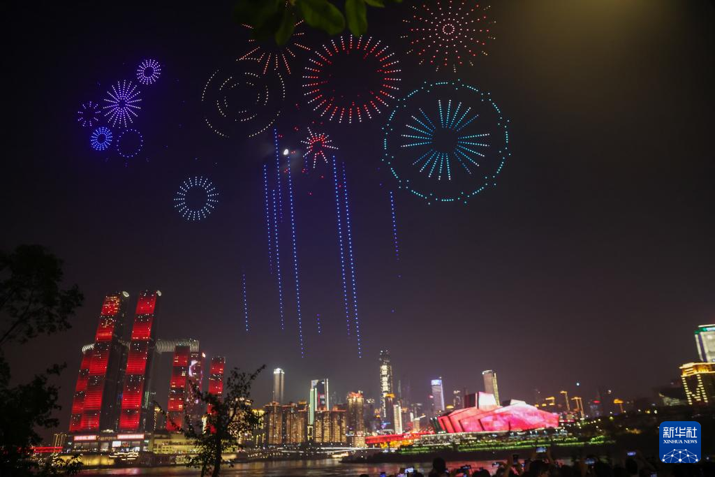 重庆：无人机灯光秀闪耀夜空