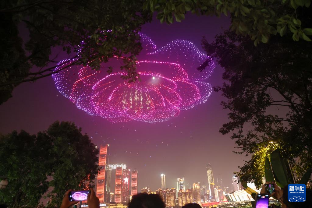 重庆：无人机灯光秀闪耀夜空