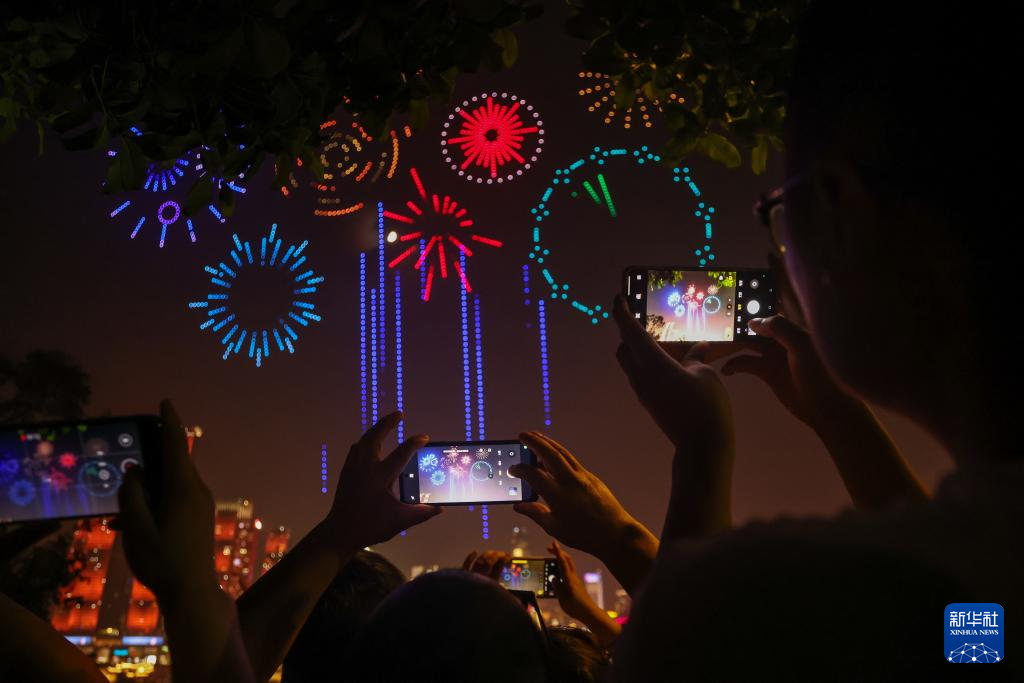 重庆：无人机灯光秀闪耀夜空