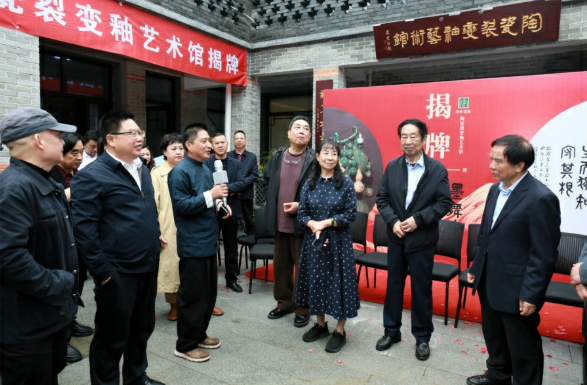 当书法遇上陶瓷！“墨舞中原庆国庆”笔会打造非遗跨界新样本
