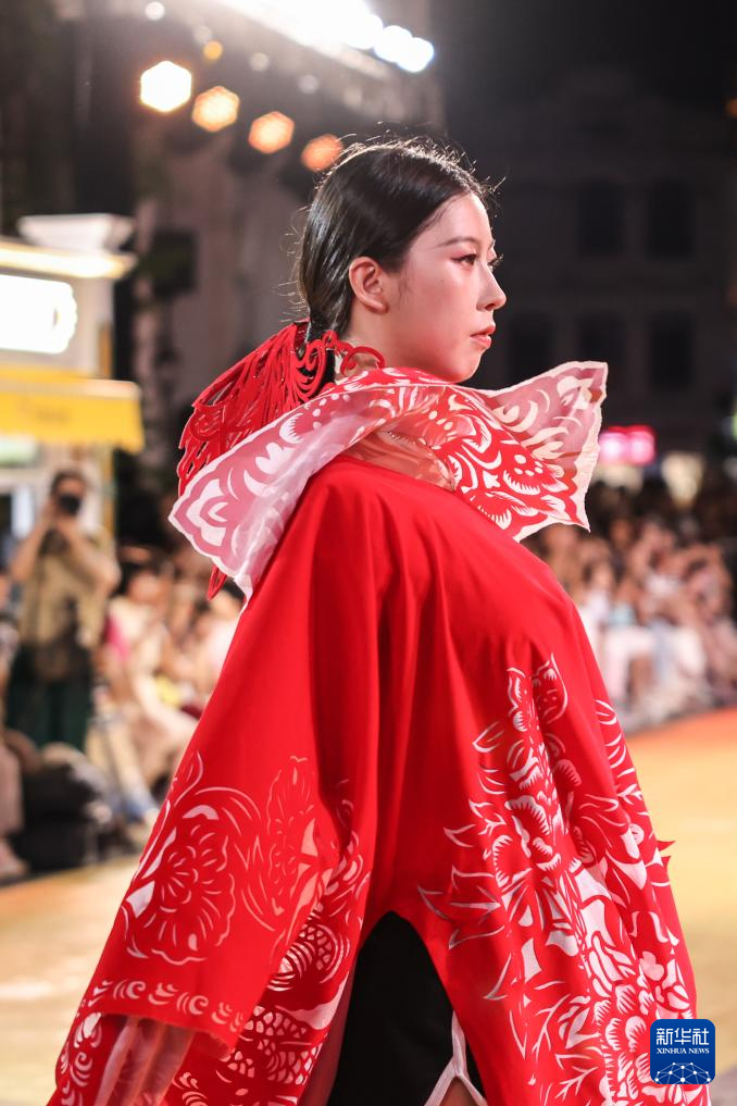 海口：非遗走秀“点靓”骑楼老街