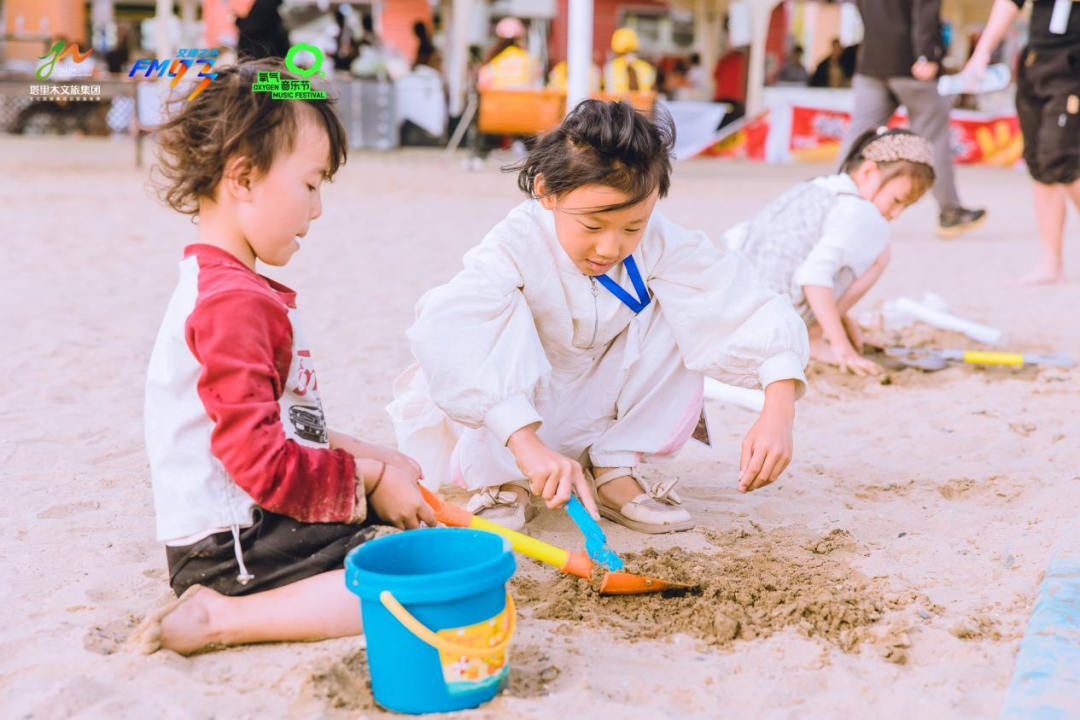 2025塔克拉玛干沙漠音乐嘉年华成功举办 奏响文旅援疆新篇章