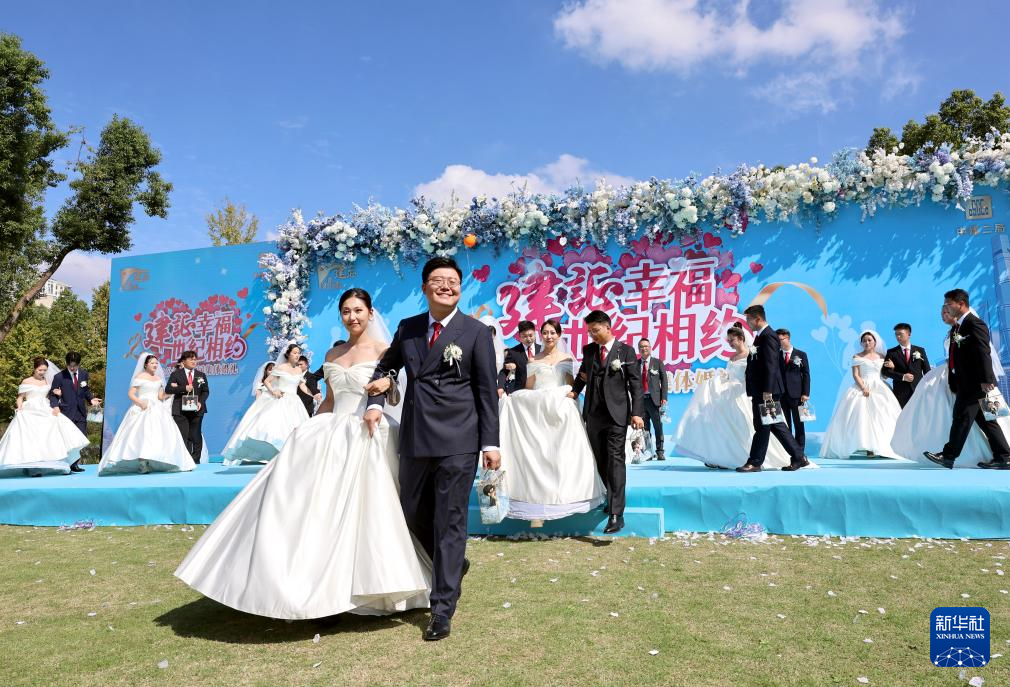 上海:城市建设者们的集体婚礼