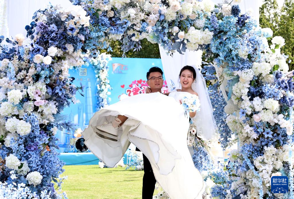 上海:城市建设者们的集体婚礼