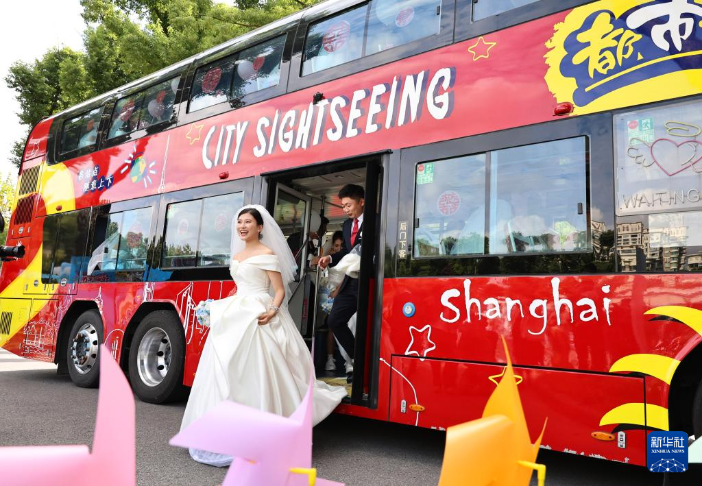 上海:城市建设者们的集体婚礼