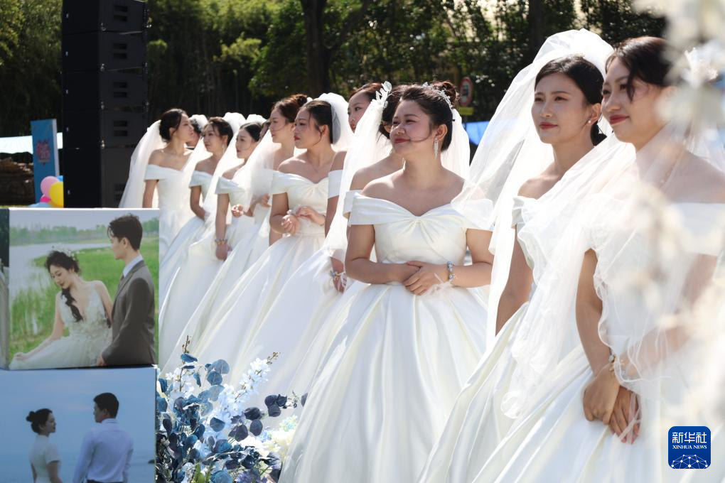 上海:城市建设者们的集体婚礼