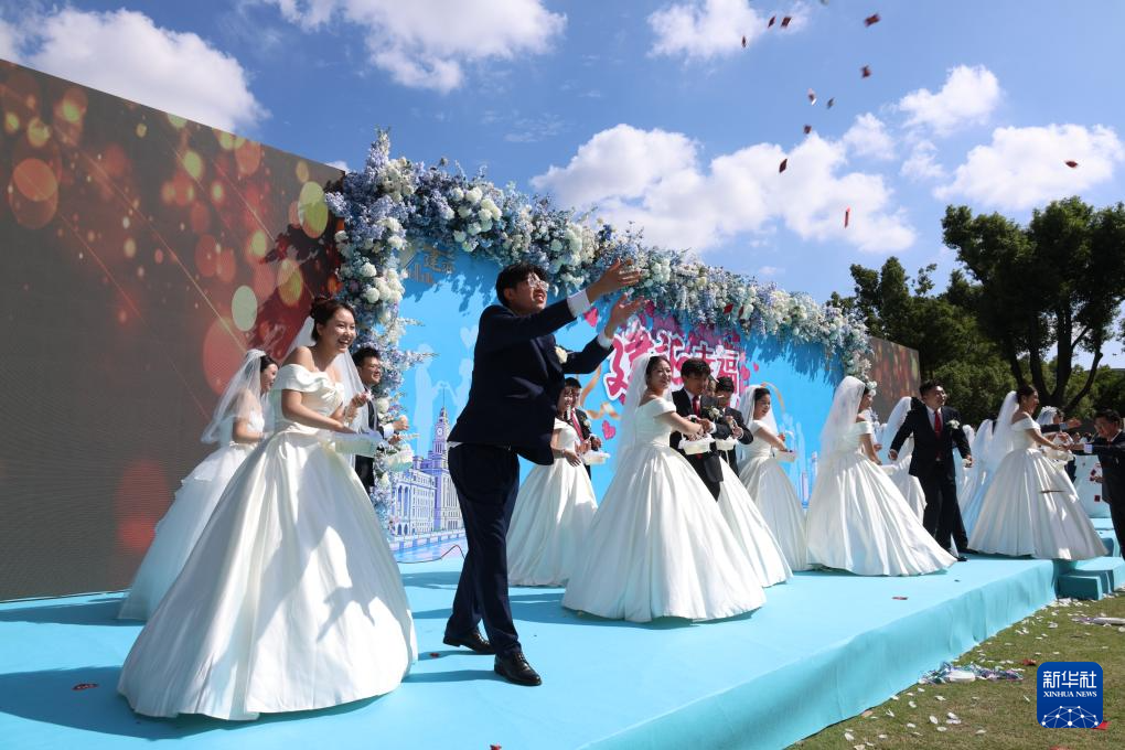 上海:城市建设者们的集体婚礼