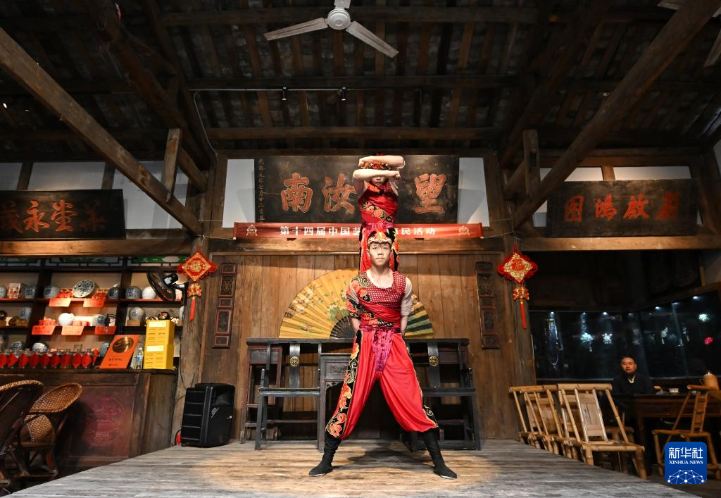 杂技走进蓉城老茶馆