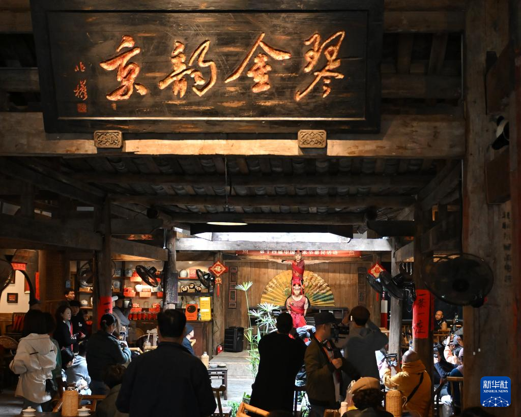 杂技走进蓉城老茶馆