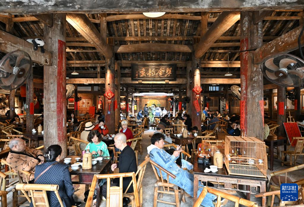 杂技走进蓉城老茶馆