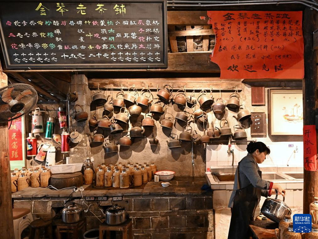 杂技走进蓉城老茶馆