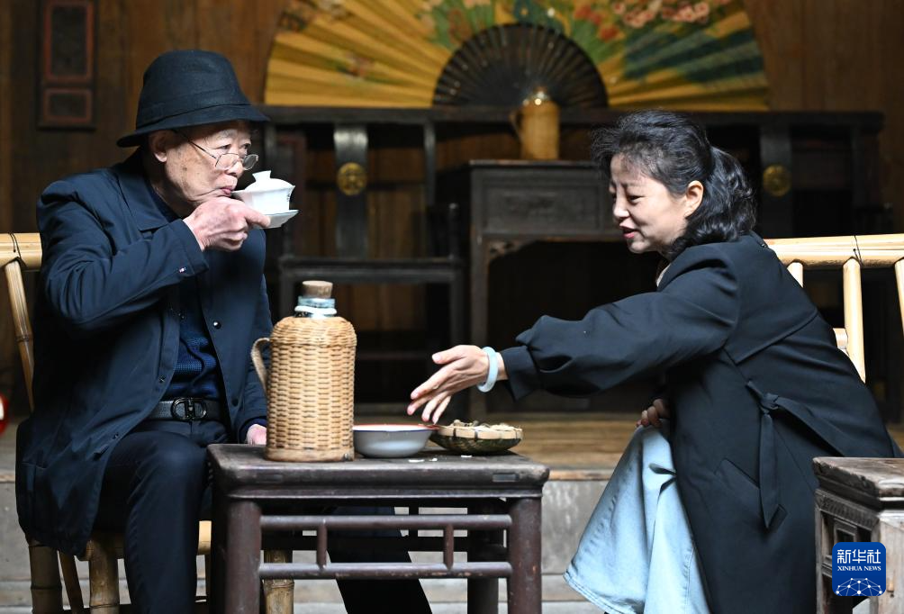 杂技走进蓉城老茶馆