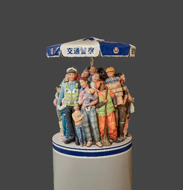 十四艺节 | 重庆61件作品入选全国三大展览 刘磊 张晓影 《雨中情NO.3》 95cm×95cm×196cm 雕塑(不锈钢,树脂彩绘) 2024年.jpg