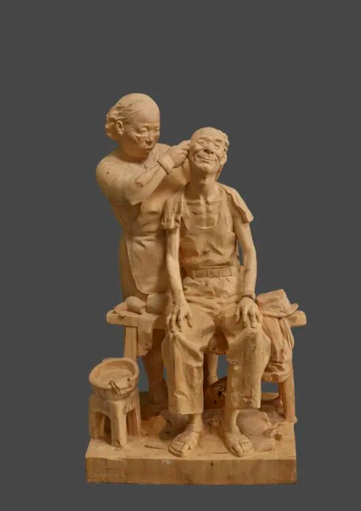 十四艺节 | 重庆61件作品入选全国三大展览 龚吉伟 《幸福的温度》 65x55x110cm 雕塑(木雕) 2024年.jpg