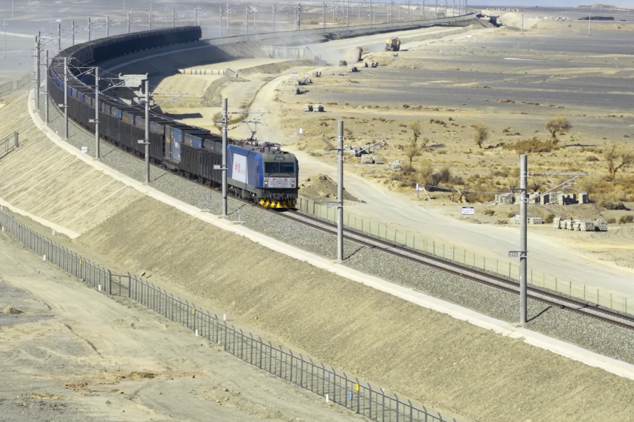 新疆首条采用重载设计标准的铁路——将军庙至淖毛湖铁路增建二线开通投用2个车站