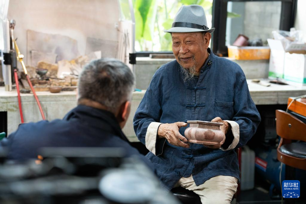 镜观·非遗丨乌铜作纸，白银为墨，淬炼时光的金属诗篇