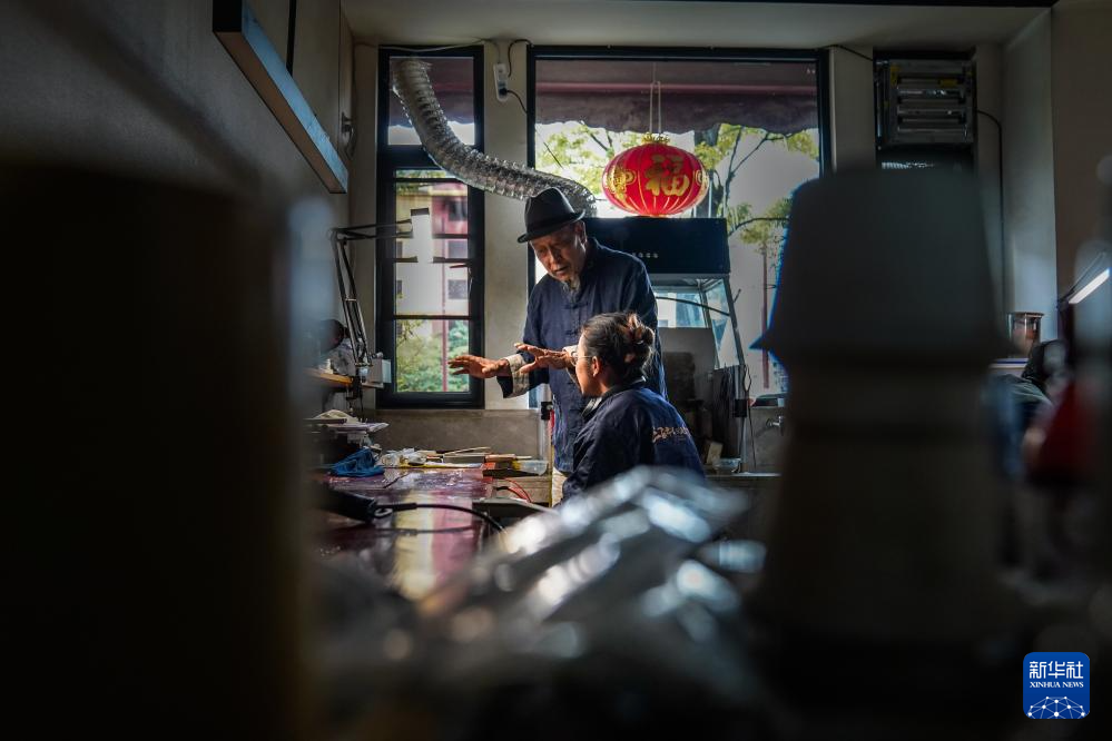 镜观·非遗丨乌铜作纸，白银为墨，淬炼时光的金属诗篇