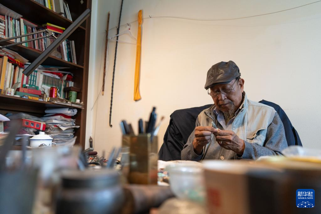 镜观·非遗丨乌铜作纸，白银为墨，淬炼时光的金属诗篇