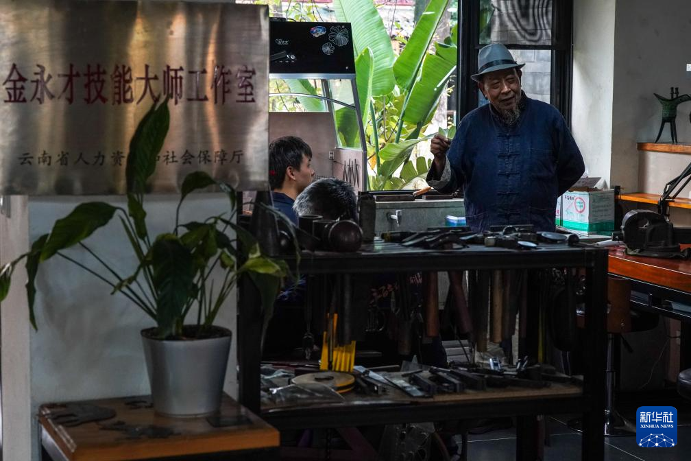 镜观·非遗丨乌铜作纸，白银为墨，淬炼时光的金属诗篇